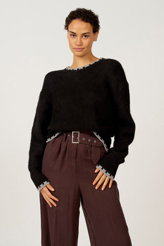 Pull-over noir avec col rond d'Astrid Black Label, doté de détails argentés sur l'our et les manchettes.