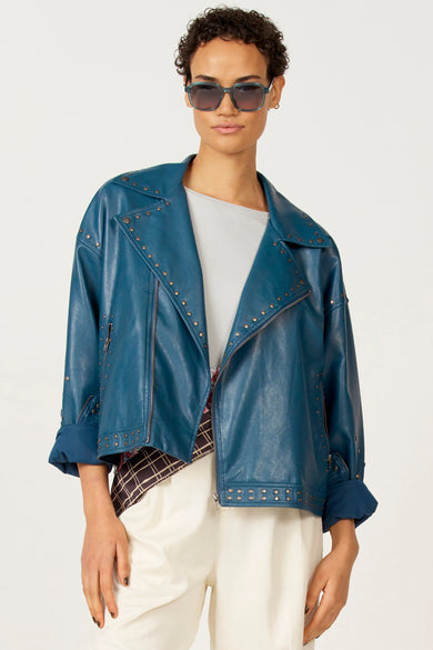 Blauwe leren jas van Astrid Black Label, met zilverkleurige studs en reverskraag.
