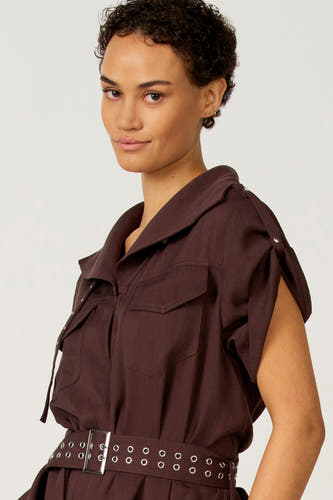 Bruine kleedje met korte mouwen van Astrid Black Label, met een kraag en een riem met zilveren details.