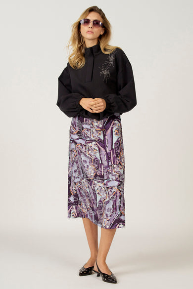 Zwarte sweater van Astrid Black Label, met lange mouwen, hoge kraag en decoratieve accenten.