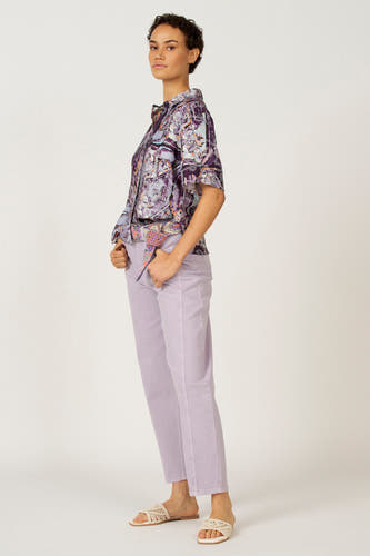 Chemisier multicolore à manches courtes d'Astrid Black Label, avec un motif abstrait violet et une fermeture à boutons.