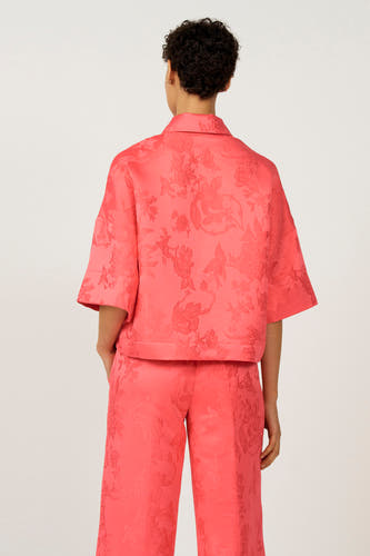 Roze blouse van Astrid Black Label, met een verfijnd bloemmotief en driekwart mouwen, gezien van achteren.
