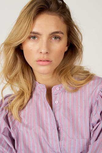 Chemise rose à manches longues d'Astrid Black Label, avec un motif rayé et une fermeture boutonnée.