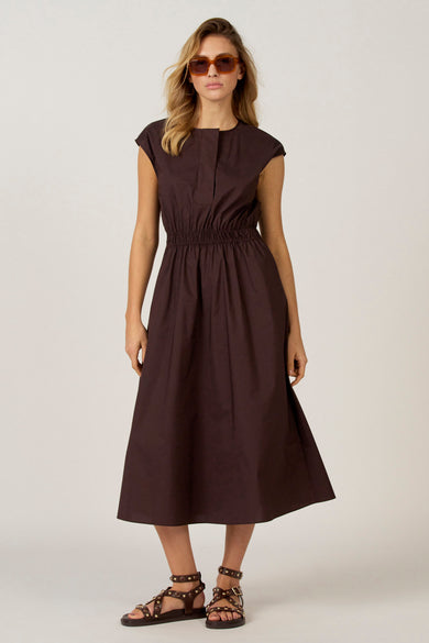 Robe sans manches d'Astrid Black Label, avec élastique à la taille et sandales hautes.