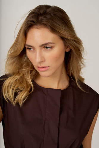 Jupe sans manches brune Astrid Black Label avec un design minimaliste et une légère texture.