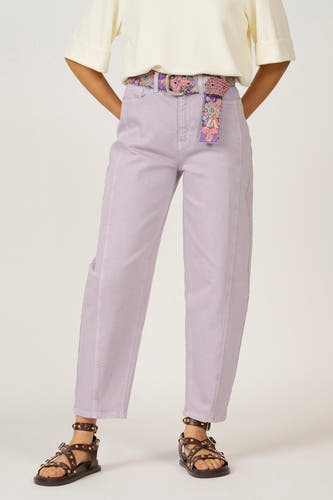 Pantalon de couleur noire d'Astrid Black Label, avec ce ce et des sandales à boucles à l'arrière.