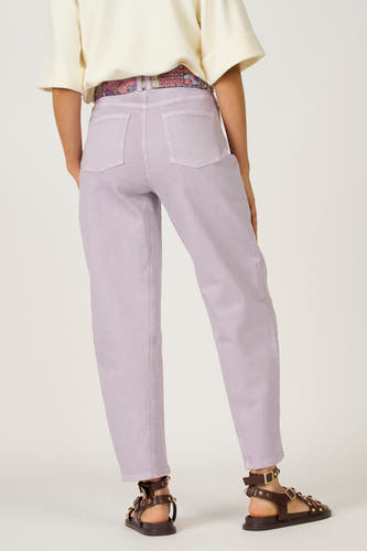 Paarse colorbroek van Astrid Black Label, met riem en sandalen met gespen aan de achterkant gezien.
