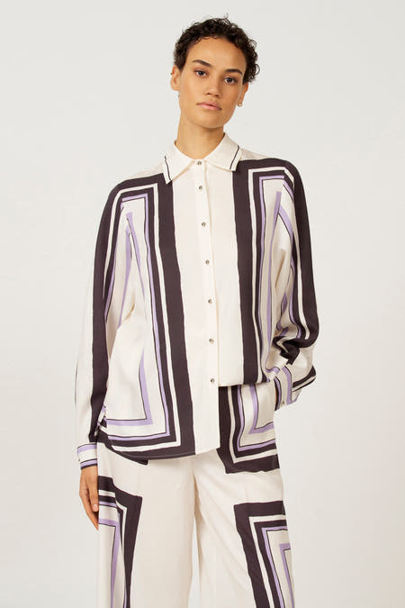 Multikleurige blouse met lange mouwen van Astrid Black Label, met een opvallend geometrisch patroon in zwart, wit en lila.
