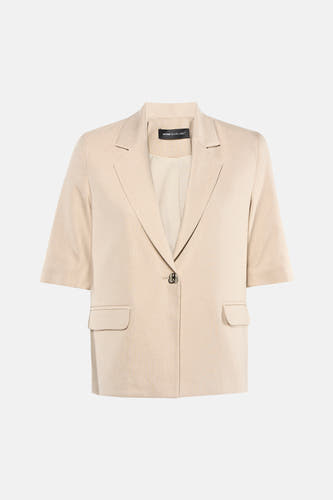 Ecru blazer van Astrid Black Label, met korte mouwen, enkele knoopsluiting, en opgestikte zakken.