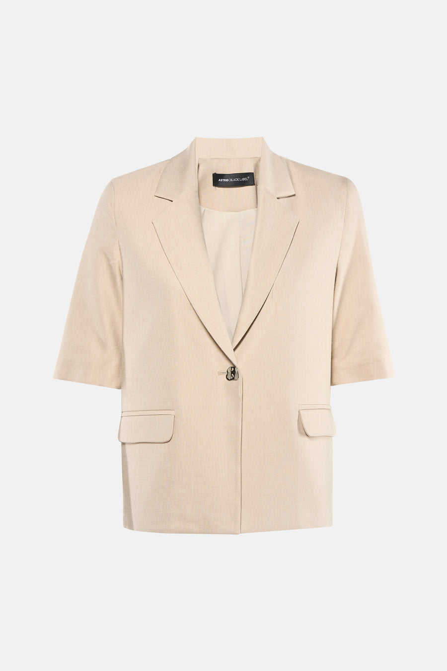 Ecru blazer van Astrid Black Label, met korte mouwen, enkele knoopsluiting, en opgestikte zakken.