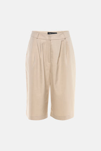 Bermuda écru Astrid Black Label, avec des plis sur le devant et un style soigné et décontracté.