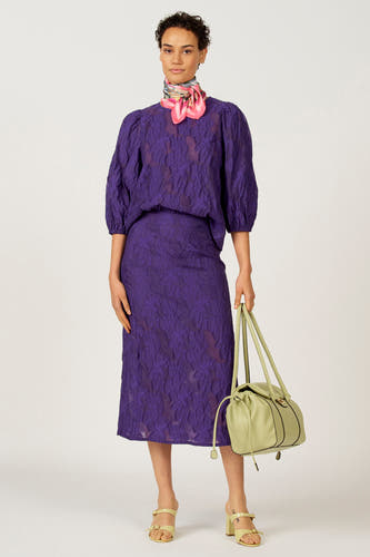 Paarse midi rok van Astrid Black Label, met een subtiele bloemenprint en een gladde textuur.