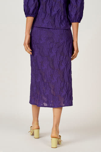 Paarse lange rok van Astrid Black Label, met een getextureerd bloemmotief en gecombineerd met bijpassende top.