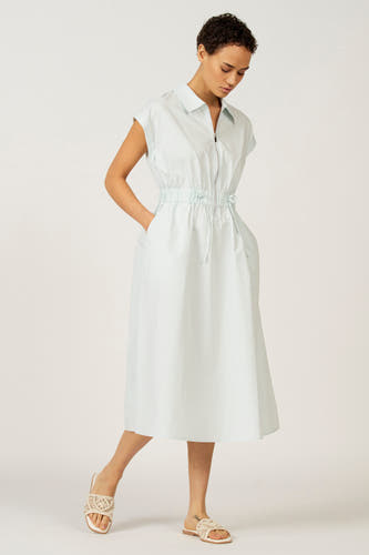 Chemise à manches courtes bleue Astridid Black Label,, une fer fer et des poche portée avec des sandales beige.