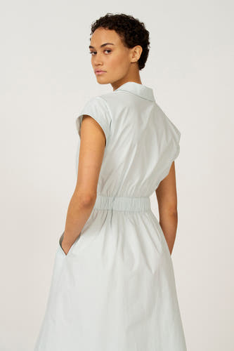 Tunique sans manches Astrid Black Label, avec une taille élastique et des poches latérales, vue de derrière.