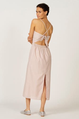 Roze kleedje zonder mouwen van Astrid Black Label, met een gestreept patroon en open rug met strikdetail.
