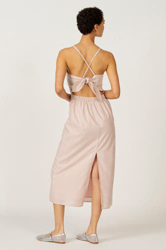 Robe rose sans manches d'Astrid Black Label avec rayures verticales et fente au dos.