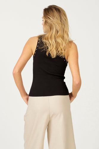 Zwarte singlet van Astrid Black Label met ribstructuur en zilverkleurige decoratieve studs op de schouders, rug aanzicht.