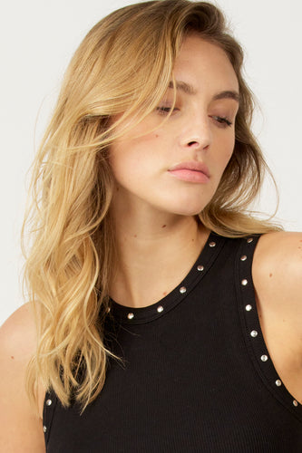 Zwarte singlet van Astrid Black Label, met zilverkleurige studs langs de halslijn en schouderbanden.
