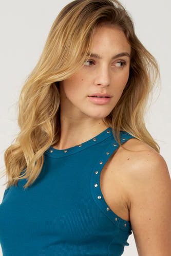 T-shirt bleu Astrid Black Label avec des strass argentés le long de la ligne du cou et des épaules, texture côtelée.
