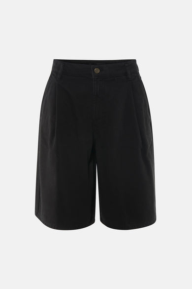 Zwarte bermuda van Astrid Black Label met plooien aan de voorkant, een knoopsluiting en wijde pijpen.