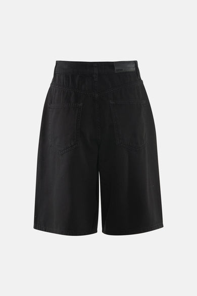 Zwarte bermuda van Astrid Black Label, met zakken aan de achterkant en een casual stijl.
