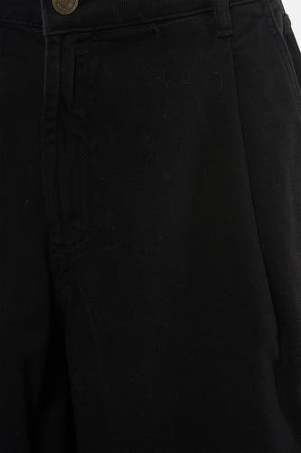 Bermuda noire Astrid Black Label, avec une texture subtile et une poche partielle.