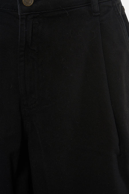Zwarte bermuda van Astrid Black Label, met een subtiele textuur en een gedeeltelijke zak.
