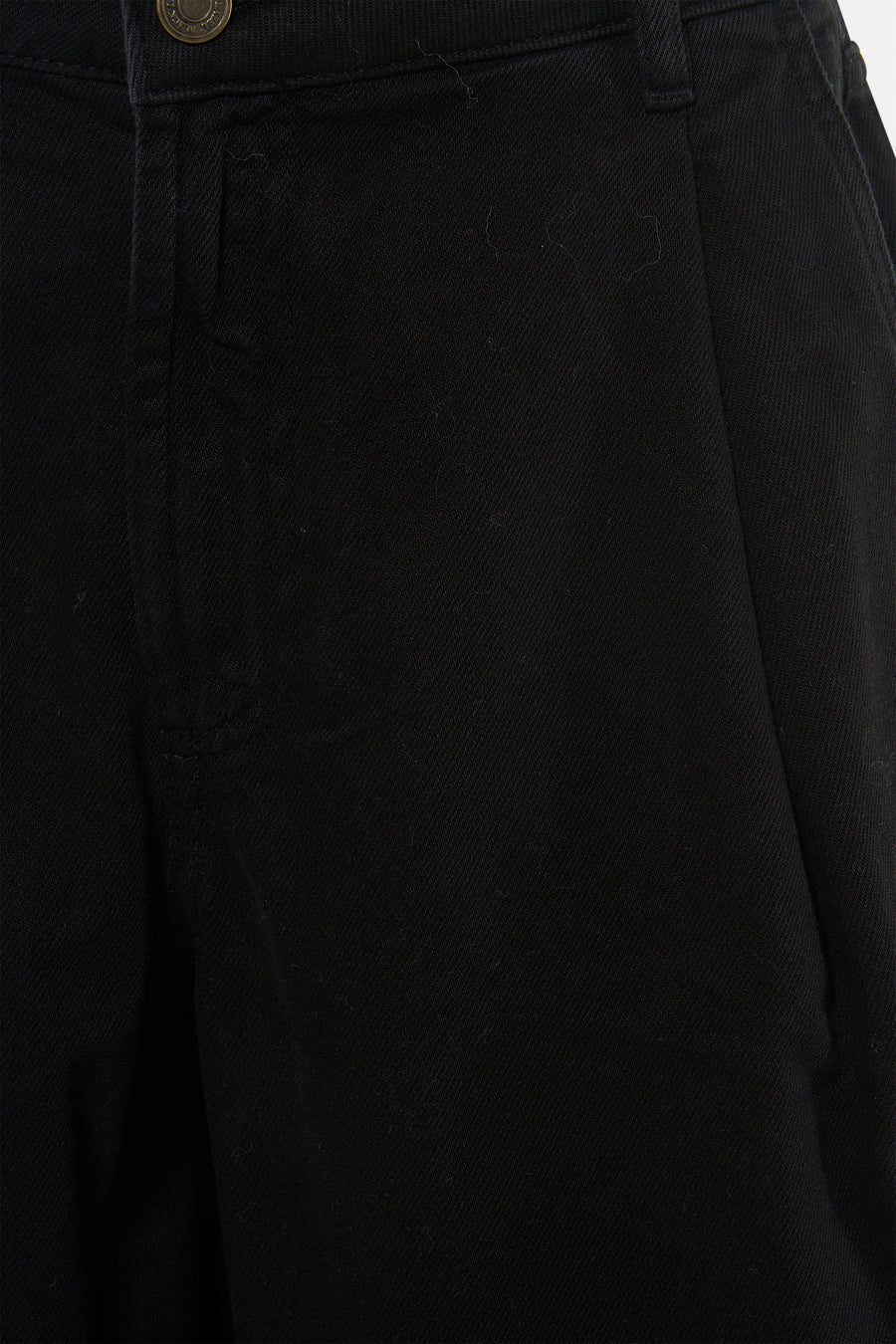 Bermuda noire Astrid Black Label, avec une texture subtile et une poche partielle.
