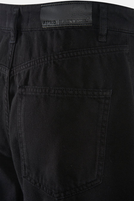 Zwarte bermuda van Astrid Black Label, met een achterzak en een leren label op de tailleband.
