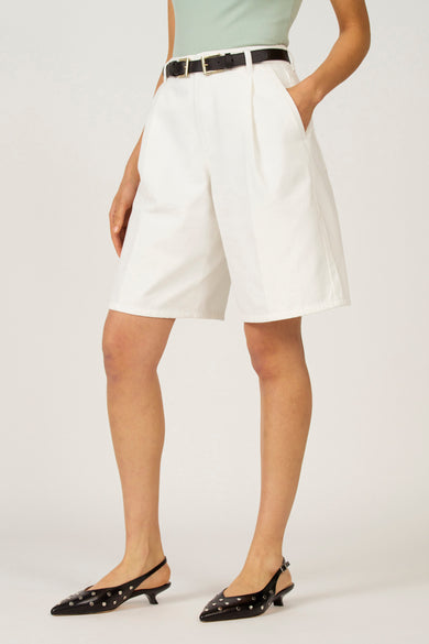 Witte bermuda van Astrid Black Label, met een zwarte riem en losse pasvorm.