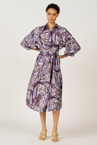 Robe multicolore à manches courtes d'Astrid Black Label, avec un motif géométrique frappant, longueur mollet.