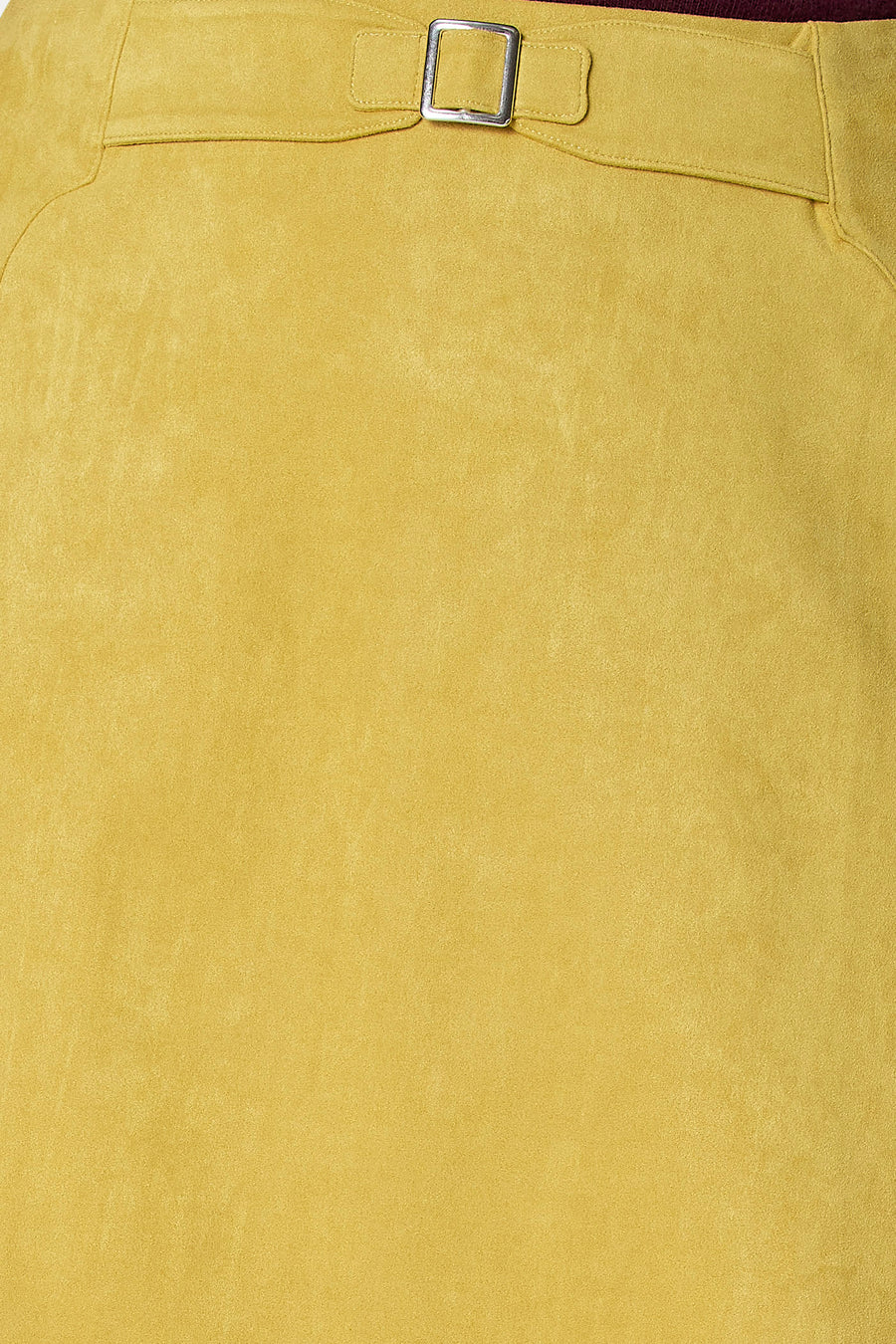 Gros plan sur une jupe jaune Astrid Black Label avec une boucle carrée argentée à la taille.