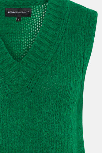Groene mouwloze gebreide debardeur van Astrid Black Label met V-hals en textuurrijke kabelstructuur, close-up voorzijde