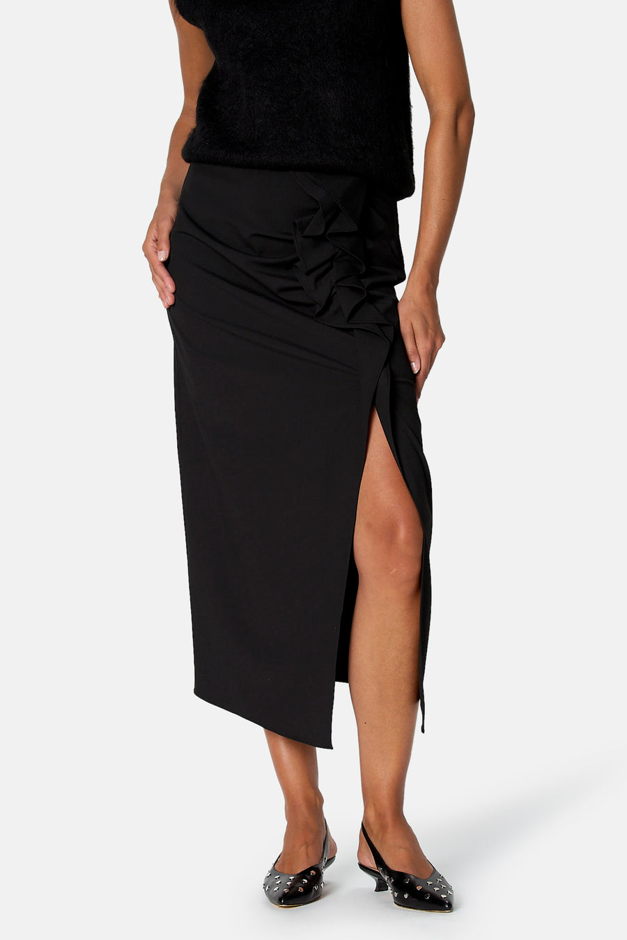 Jupe noire midi Astrid Black Label avec drapé asymétrique et fente latérale, portée par un mannequin.