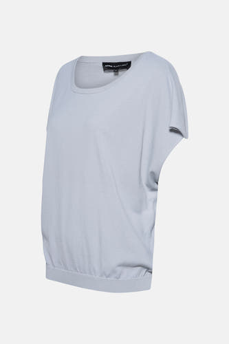 T-shirt bleu clair avec col rond d'Astrid Black Label, à manches courtes et bordures côtelées.