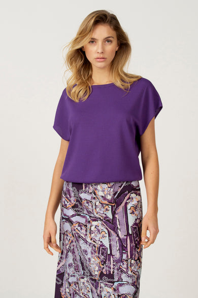 Roze pull met ronde hals van Astrid Black Label, met een losse rok met een abstracte print.
