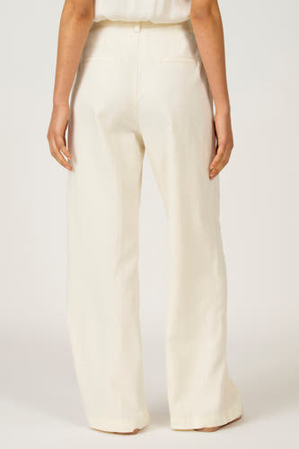 Witte broek van Astrid Black Label, achterkant, met rechte pijpen en zakken.
