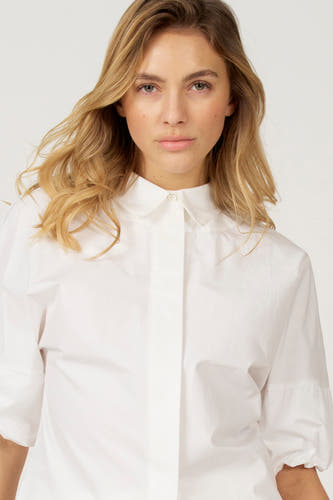 Witte blouse van Astrid Black Label, met lange mouwen en een klassieke kraag.
