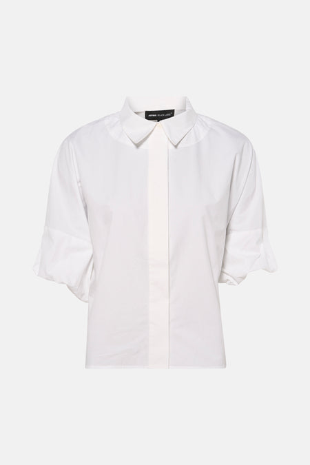 Witte blouse van Astrid Black Label, met korte mouwen en een verticale baan over het midden.