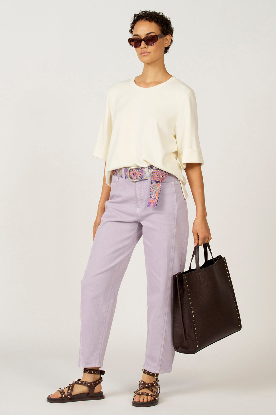 Ecru T-shirt met korte mouwen van Astrid Black Label, met een licht getailleerde pasvorm en effen stof.