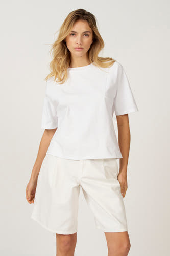 T-shirt blanc à manches courtes d'Astrid Black Label, avec un design simple et une coupe droite.