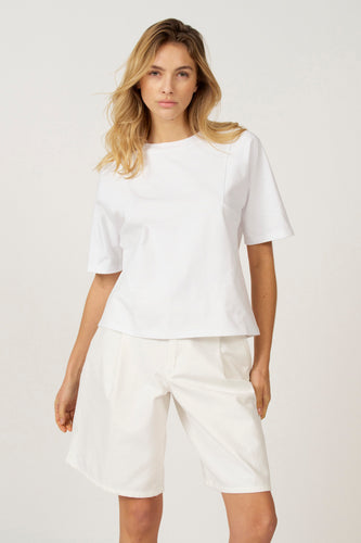 Wit T-shirt met korte mouwen van Astrid Black Label, met subtiele details en een losse pasvorm.