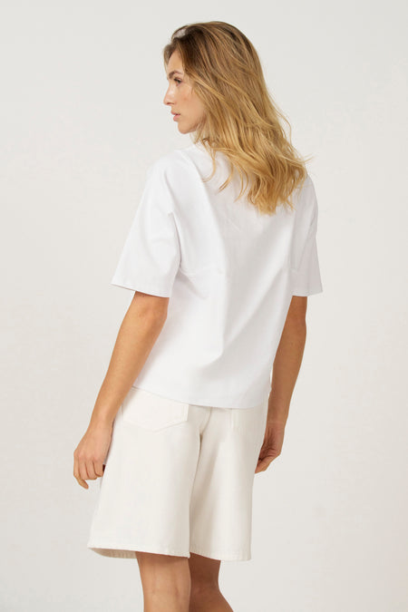 Wit T-shirt met korte mouwen van Astrid Black Label, met een effen design en een rechte pasvorm.