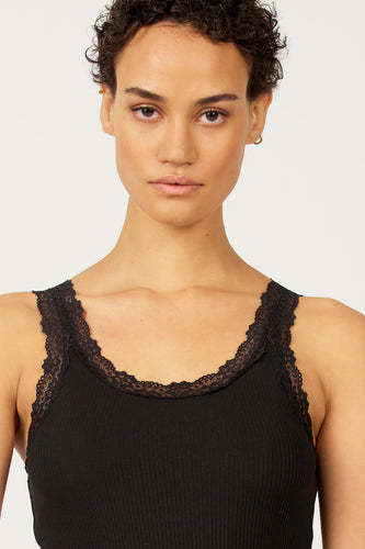 Zwarte singlet van Astrid Black Label met kanten details langs de halslijn.