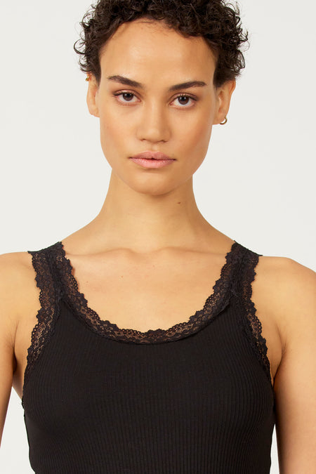 Zwarte singlet van Astrid Black Label met kanten details langs de halslijn.