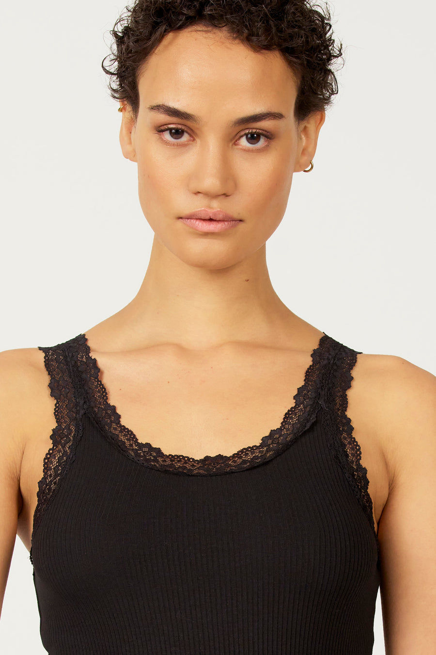 Zwarte singlet van Astrid Black Label met kanten details langs de halslijn.
