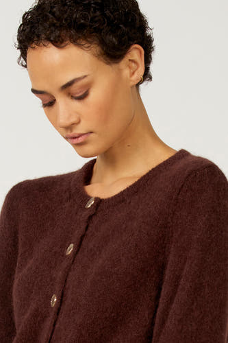 Gilet brun d'Astrid Black Label avec des boutons élégants et une douce texture.