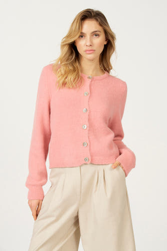 Roze gilet van Astrid Black Label, met zilveren knopen, gecombineerd met crèmekleurige broek.