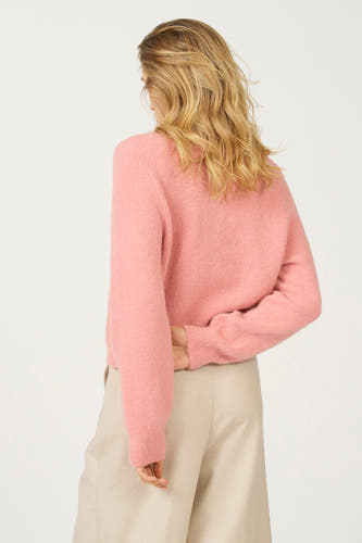 Roze gilet van Astrid Black Label, gezien van achteren, gedragen met een beige broek.
